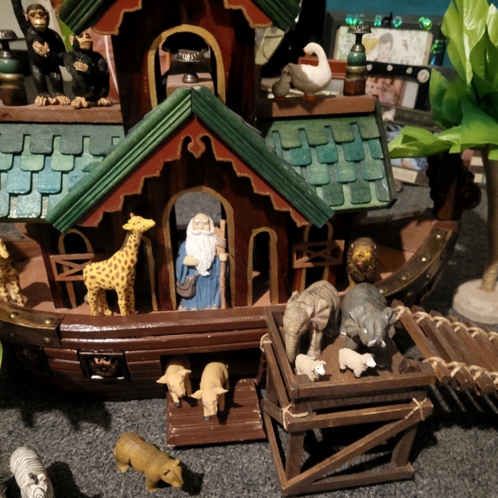 GREAT VINTAGE CONDITION  23 PIECE NOAHS ARK SET